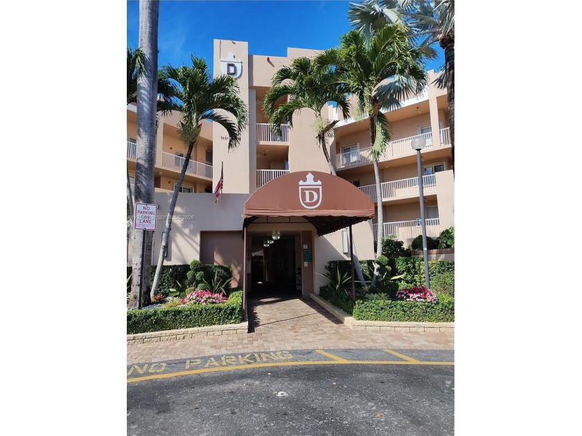 WATERFRONT CORNER UNIT LARGE 3 BEDROOMS/SITTING ROOM. 2 SCREENED - Beach Condo for sale in Tamarac, Florida on Beachhouse.com