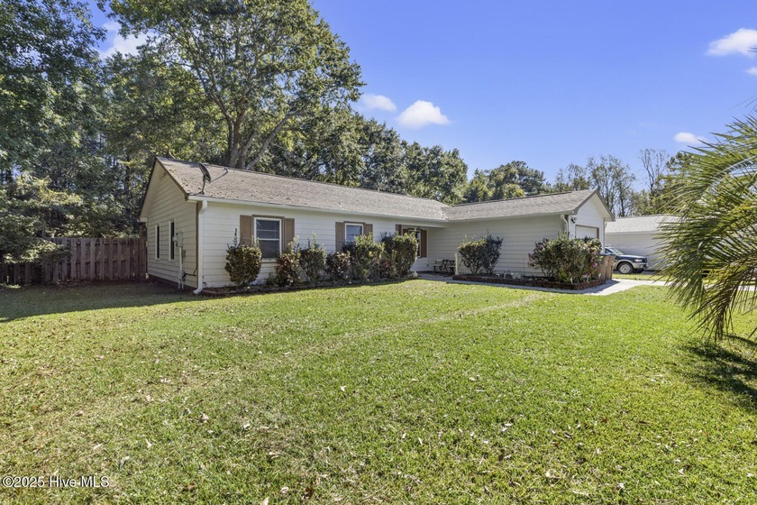 Welcome to this cozy 3 bedroom 2 bathroom home offering 1,220 - Beach Home for sale in Hubert, North Carolina on Beachhouse.com