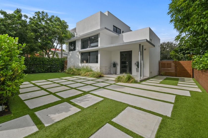 Stunning newer construction, contemporary CBS home with a - Beach Home for sale in West Palm Beach, Florida on Beachhouse.com