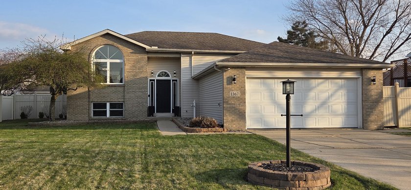 PRICE REDUCED!!! 1367 Dixon Parkway, Chesterton IN 46304 - Beach Home for sale in Chesterton, Indiana on Beachhouse.com