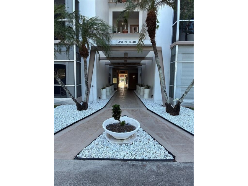 Condo in gated complex east of Dixie. updated , tile, open - Beach Condo for sale in Oakland Park, Florida on Beachhouse.com