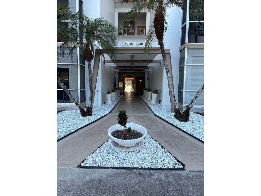 Condo in gated complex east of Dixie. updated , tile, open - Beach Condo for sale in Oakland Park, Florida on Beachhouse.com