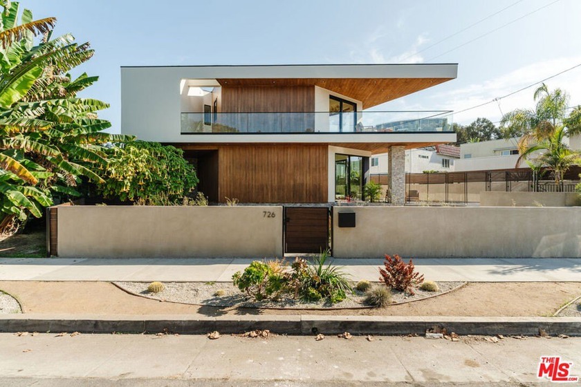 Nestled on a generous corner lot in the heart of Oxford Triangle - Beach Home for sale in Marina Del Rey, California on Beachhouse.com