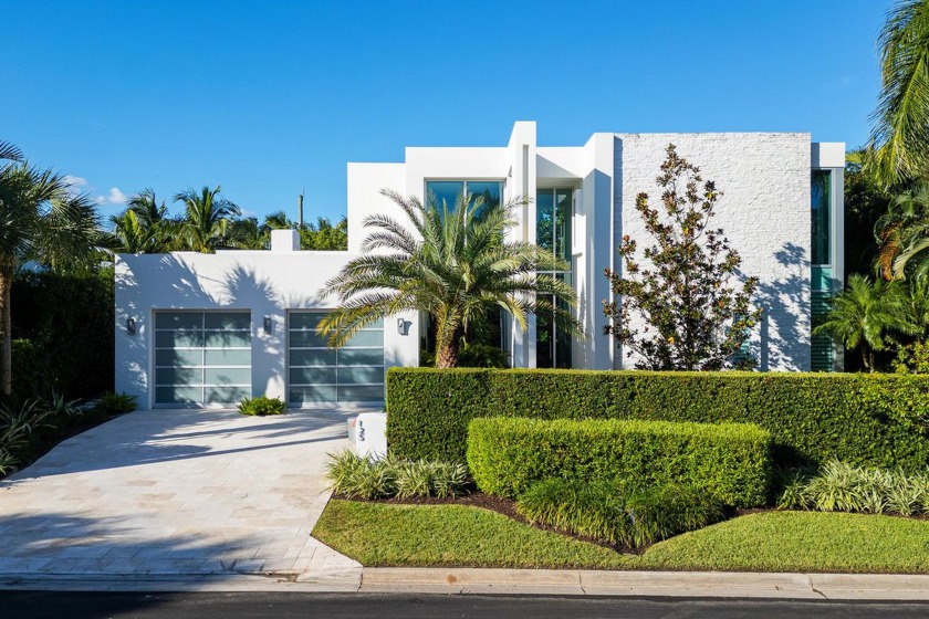 This stunning contemporary two-story home is perfectly - Beach Home for sale in West Palm Beach, Florida on Beachhouse.com