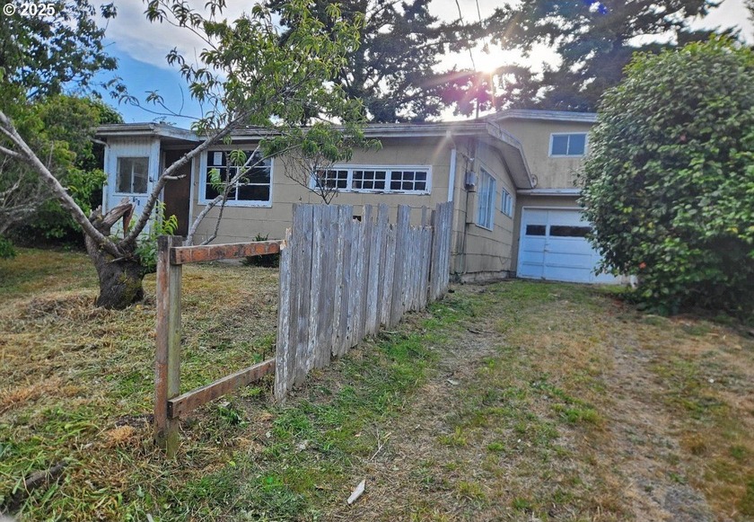 Investor special! This 1861 square foot, 4 bedroom 1 bath home - Beach Home for sale in Coos Bay, Oregon on Beachhouse.com