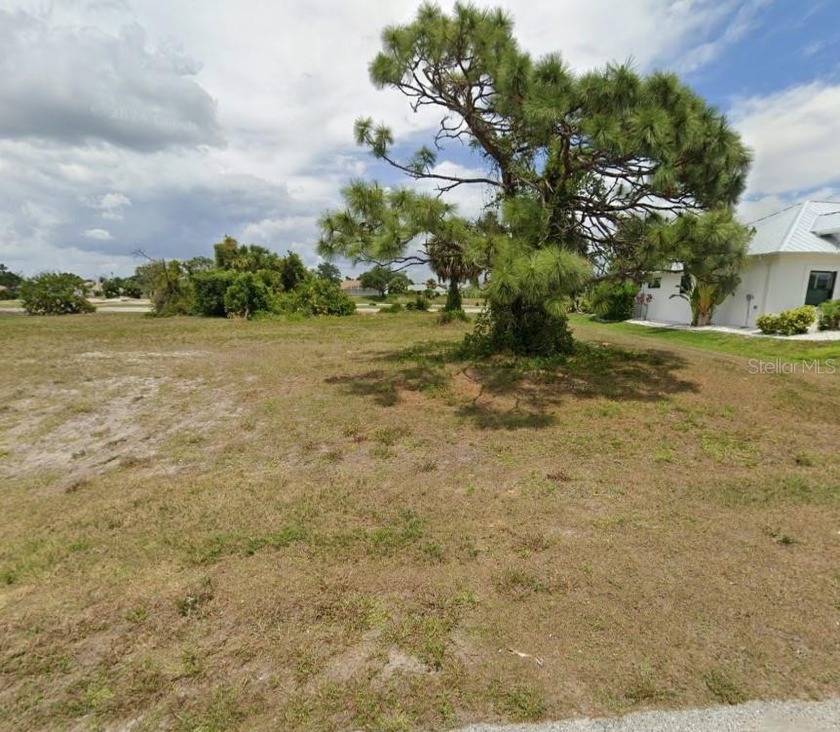 Nice buildable lot with a view of the PINEMOOR GOLF COURSE - Beach Lot for sale in Rotonda West, Florida on Beachhouse.com