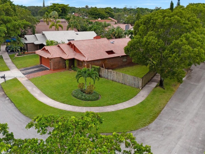 CHARMING HOME ON LARGE CORNER LOT VERY DESIRABLE ROCK CREEK - Beach Home for sale in Cooper City, Florida on Beachhouse.com