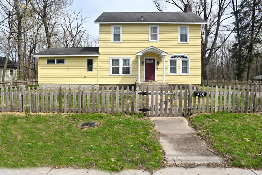Zoned B-2 for flexible use as either residential or business - Beach Home for sale in Chesterton, Indiana on Beachhouse.com