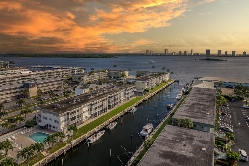 INTRACOASTAL VIEWS!! This adorable, newly remodeled, 2 bedroom - Beach Home for sale in North Palm Beach, Florida on Beachhouse.com