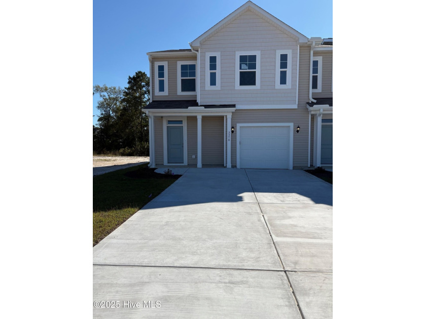 Beautiful. Spacious. Convenient. Move in Ready townhome just - Beach Townhome/Townhouse for sale in Ocean Isle Beach, North Carolina on Beachhouse.com