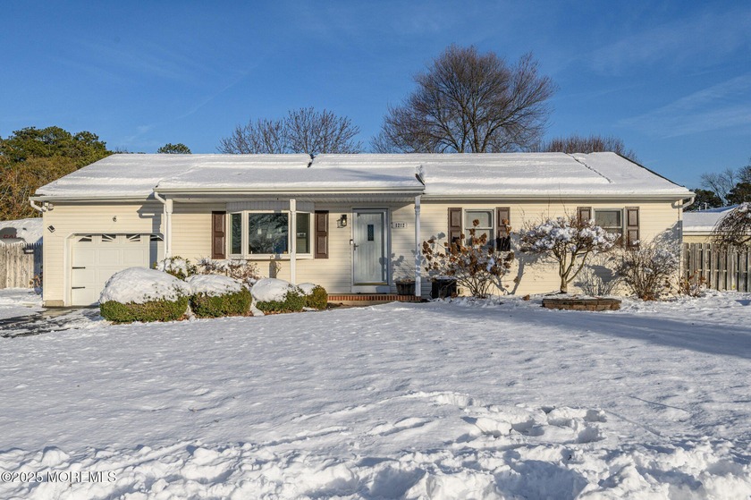 Welcome Home! Beautiful 3 Bed 2 Full Bath Ranch in desirable - Beach Home for sale in Toms River, New Jersey on Beachhouse.com
