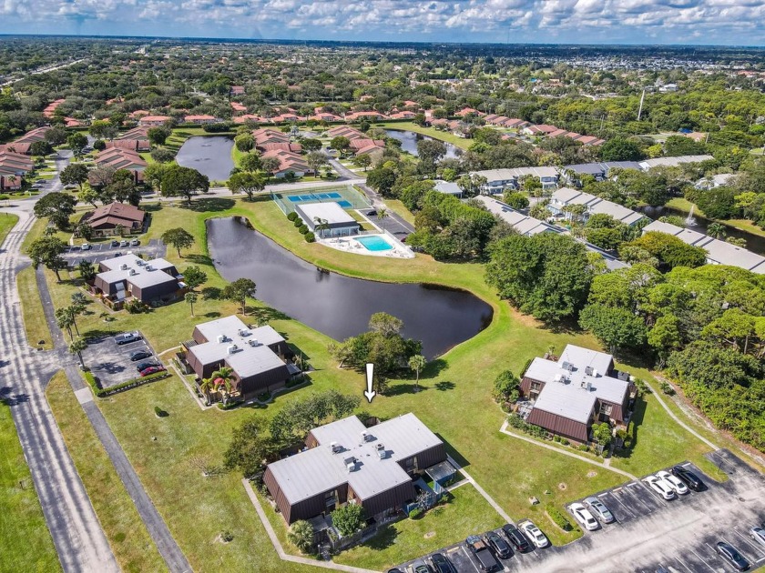 Welcome to this charming townhouse-style condo with lake views! - Beach Townhome/Townhouse for sale in Boynton Beach, Florida on Beachhouse.com