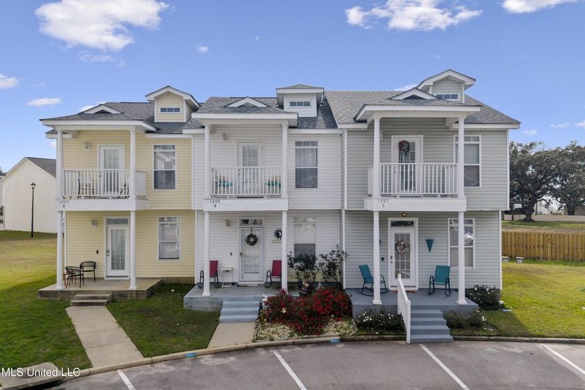 Beautiful Townhouse Just One Block from the Beach! Located in a - Beach Townhome/Townhouse for sale in Gulfport, Mississippi on Beachhouse.com