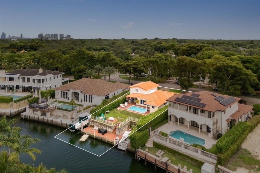 Live the dream on the Coral Gables Waterway! Enjoy the ultimate - Beach Home for sale in Coral Gables, Florida on Beachhouse.com