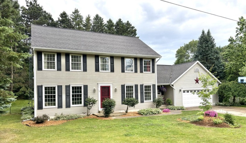 You'll love this home in a quiet Cul-de-Sac, within walking - Beach Home for sale in New Era, Michigan on Beachhouse.com