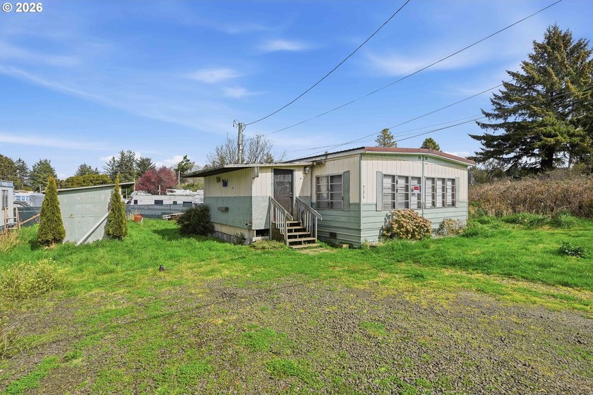 BRING YOUR HAMMER and NAILS! Excellent opportunity for investors - Beach Home for sale in Coos Bay, Oregon on Beachhouse.com