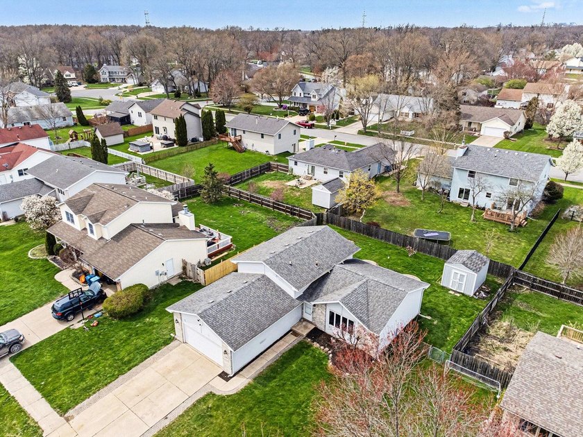Freshly updated Split-level located just outside Chicago & - Beach Home for sale in Chesterton, Indiana on Beachhouse.com
