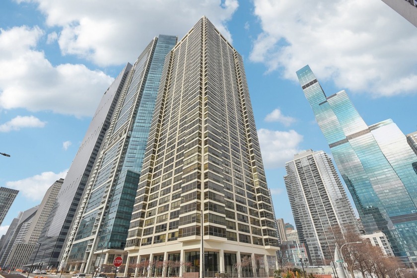 Rarely available south-facing 1 bed / 1.5 bath condo with - Beach Condo for sale in Chicago, Illinois on Beachhouse.com