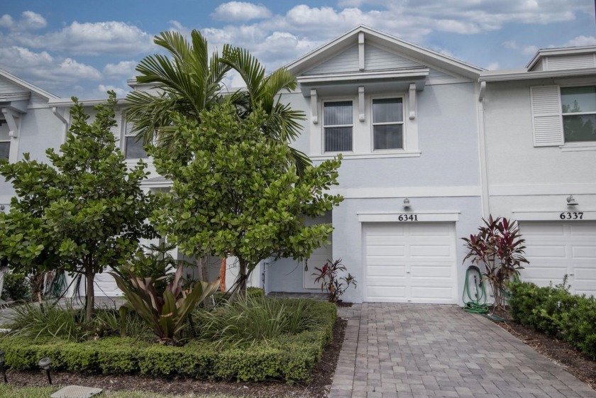 This beautifully appointed 3 bed, 2.5 bath townhome with a - Beach Townhome/Townhouse for sale in West Palm Beach, Florida on Beachhouse.com