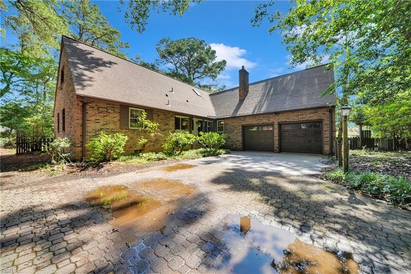 Welcome to 105 Cove Crescent! Nestled in a desirable - Beach Home for sale in Yorktown, Virginia on Beachhouse.com