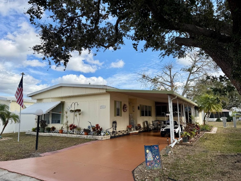 This spacious 1983 double-wide mobile home offers 2 bedrooms and - Beach Home for sale in Bradenton, Florida on Beachhouse.com