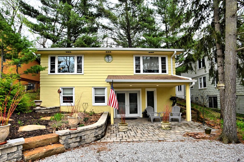 Lovely 3-bedroom, 2-bath cottage with newly remodeled kitchen - Beach Home for sale in Beverly Shores, Indiana on Beachhouse.com