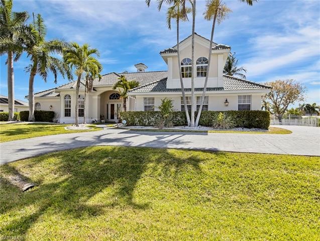 SPRAWLING SINGLE FAMILY HOME ON 3 WATERFRFONT LOTS WITH YOUR OWN - Beach Home for sale in Cape Coral, Florida on Beachhouse.com