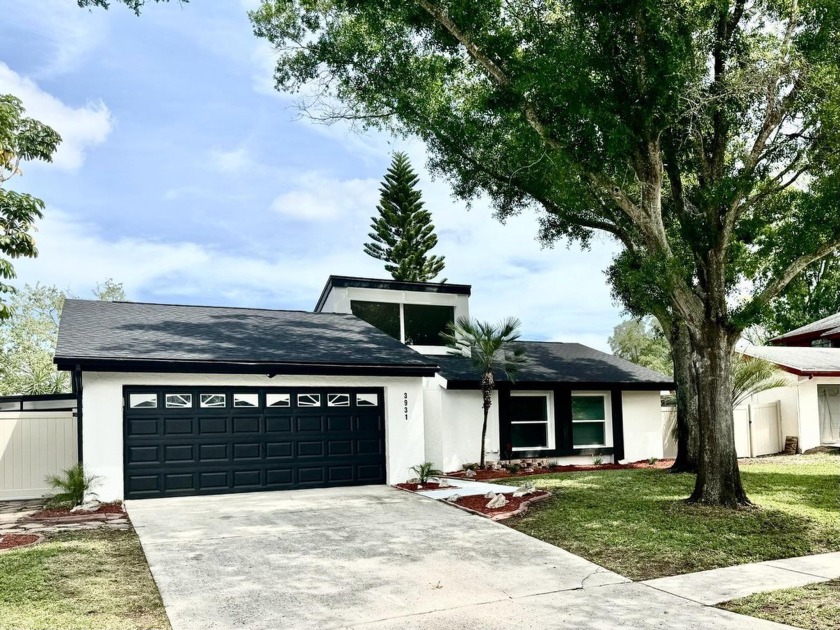 This 3/2 pool house in Palm Harbor offers elegance and quiet - Beach Home for sale in Palm Harbor, Florida on Beachhouse.com