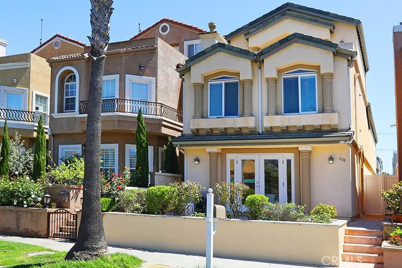 Enjoy the lifestyle that comes with this beautiful Huntington - Beach Home for sale in Huntington Beach, California on Beachhouse.com