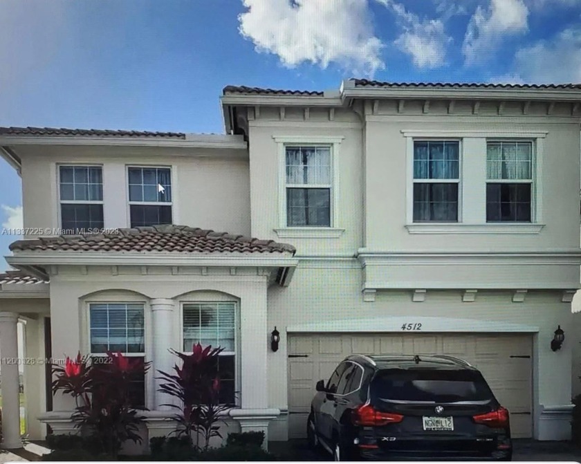 Beautiful corner lot, lake view, single family, 2-story - Beach Home for sale in Hollywood, Florida on Beachhouse.com