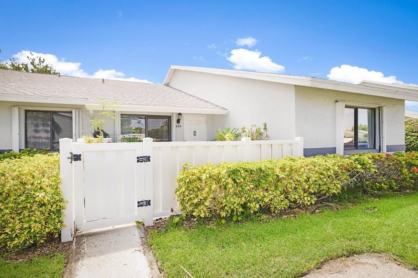 Beautiful and spacious 3 bedrooms, 2 bathrooms corner unit - Beach Condo for sale in West Palm Beach, Florida on Beachhouse.com