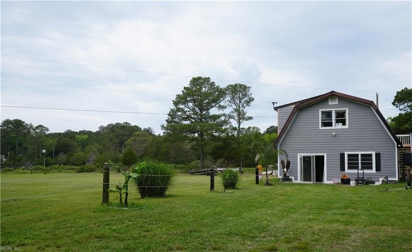 WATERFRONT RETREAT, INCOME PROPERTY, OR YOUR OWN PRIVATE ESCAPE! - Beach Home for sale in Hacksneck, Virginia on Beachhouse.com