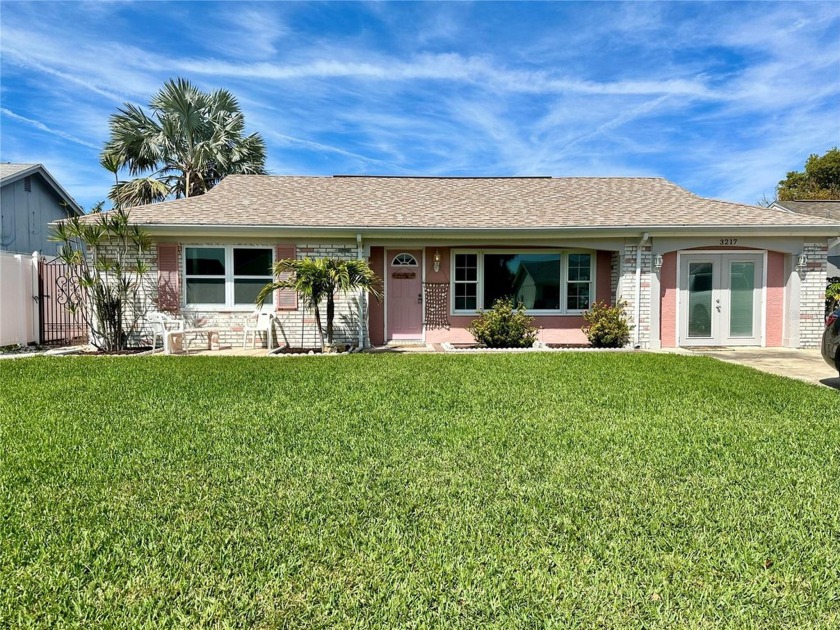 Spacious Florida Oasis! This 3/2, 1600 square foot HEATED SALT - Beach Home for sale in Holiday, Florida on Beachhouse.com