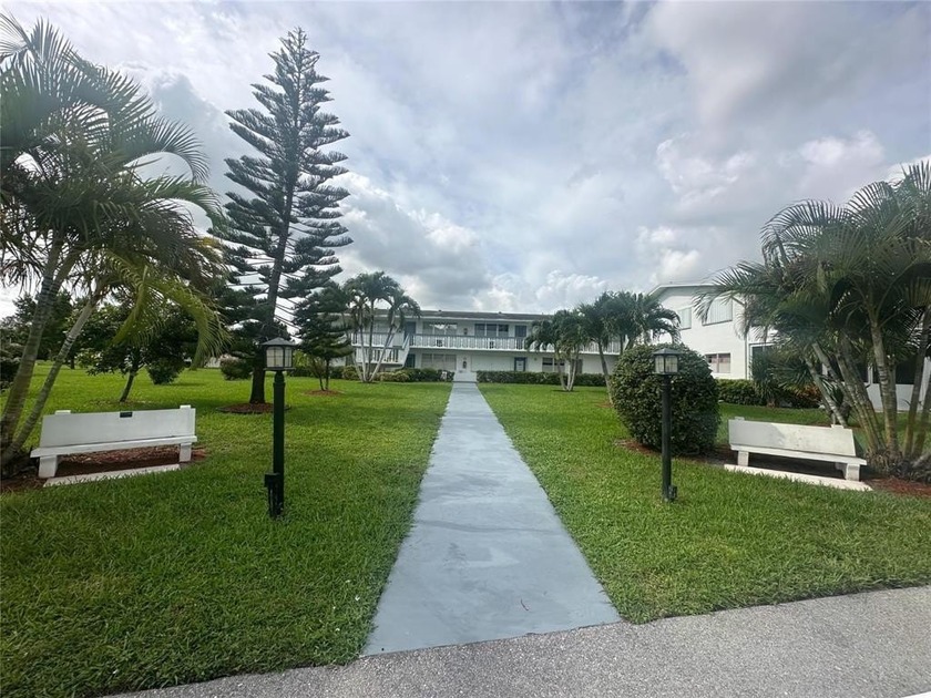 GREAT LOCATION! This 1 bedrm, 1.5 bath condo is in the center of - Beach Condo for sale in Deerfield Beach, Florida on Beachhouse.com