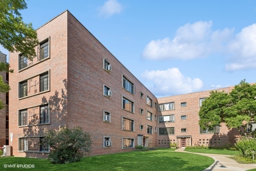 This thoughtfully designed one-bedroom unit in the 1949 Jackson - Beach Home for sale in Chicago, Illinois on Beachhouse.com