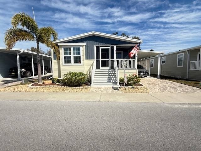 Welcome home to this beautifully appointed mobile home nestled - Beach Home for sale in Tarpon Springs, Florida on Beachhouse.com