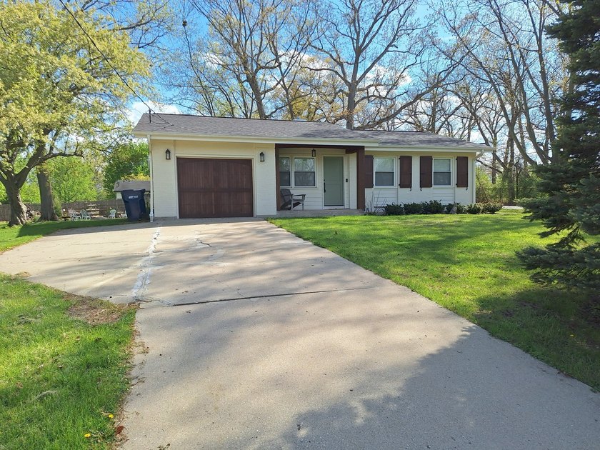 Beautifully updated ranch home on over a half an acre of finely - Beach Home for sale in Lake Bluff, Illinois on Beachhouse.com