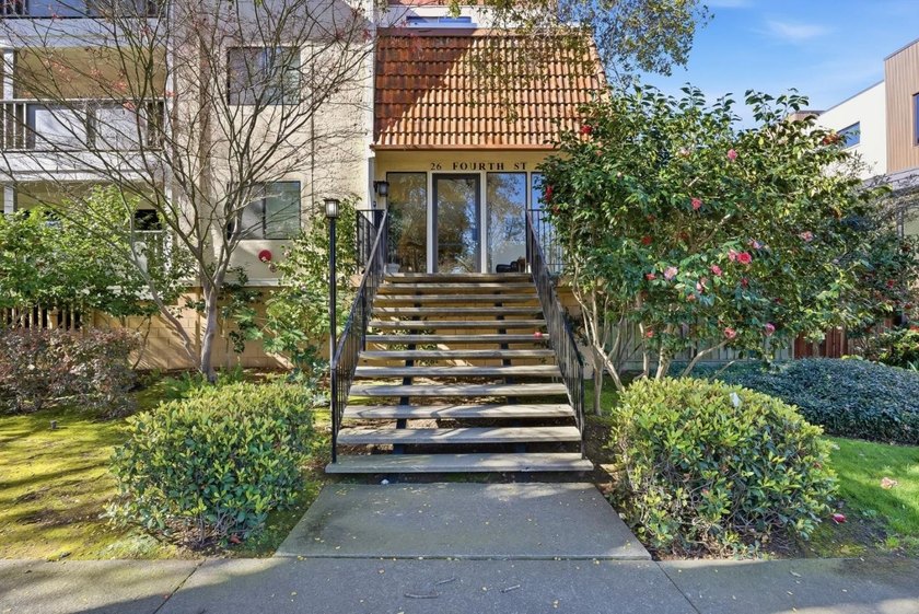 Light-filled and beautifully functional, this 1 bed / 1 bath - Beach Condo for sale in Los Altos, California on Beachhouse.com