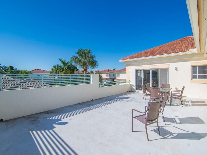 Perched just over 2,200 sq ft, this elegant penthouse condo - Beach Condo for sale in Vero Beach, Florida on Beachhouse.com