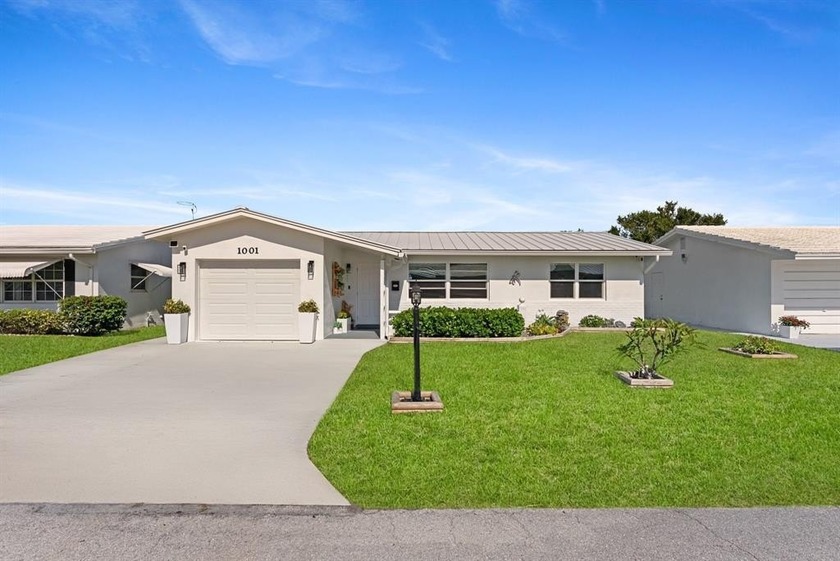 This beautiful Edgewood model has been perfectly & totally - Beach Home for sale in Boynton Beach, Florida on Beachhouse.com