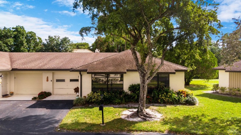 Welcome to your beautifully maintained Greentree Villa in the - Beach Home for sale in Boynton Beach, Florida on Beachhouse.com