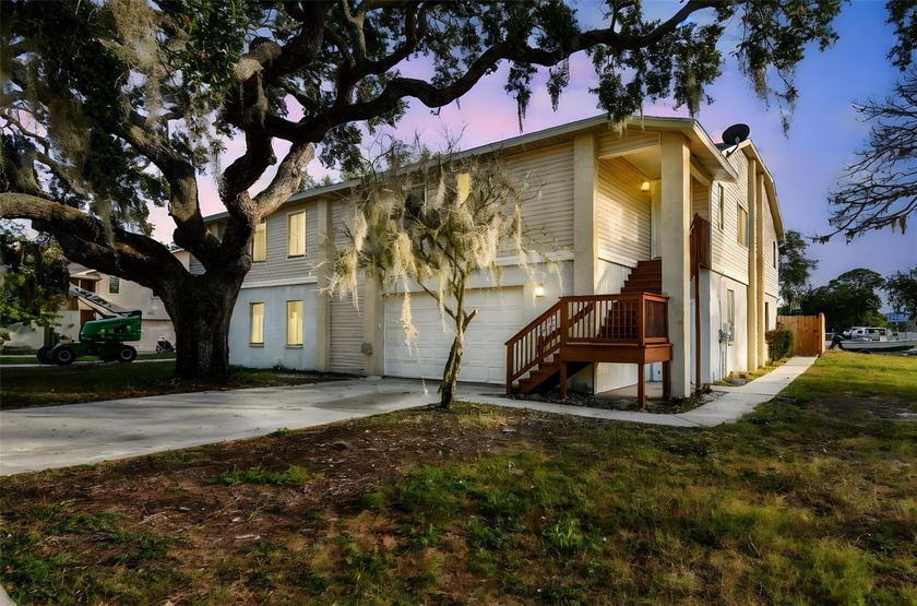 Take advantage of a unique opportunity to own an expansive - Beach Townhome/Townhouse for sale in Holiday, Florida on Beachhouse.com