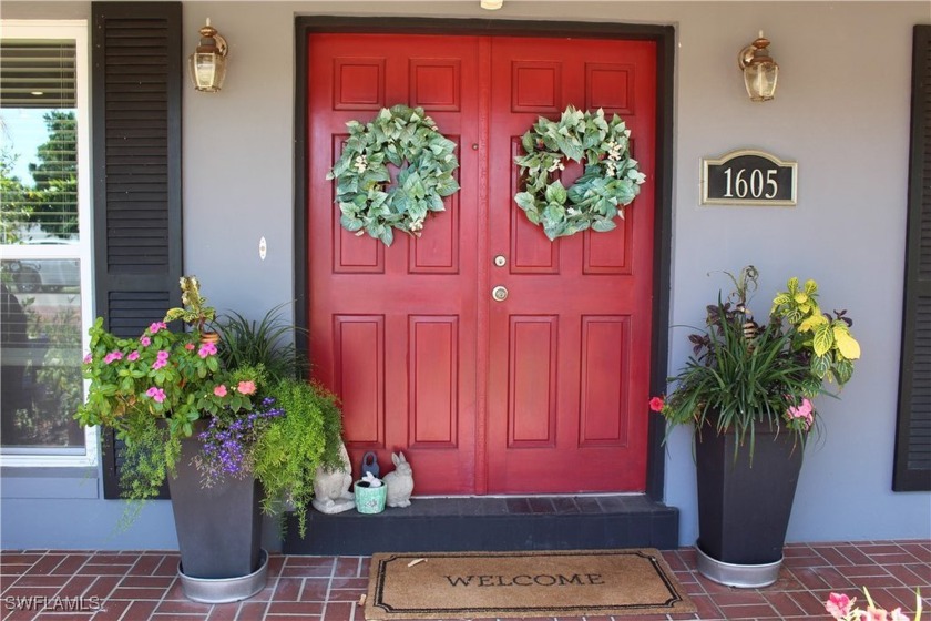 ONE YEAR HOME WARRANTY INCLUDED...Discover the wonderful charm - Beach Home for sale in Fort Myers, Florida on Beachhouse.com