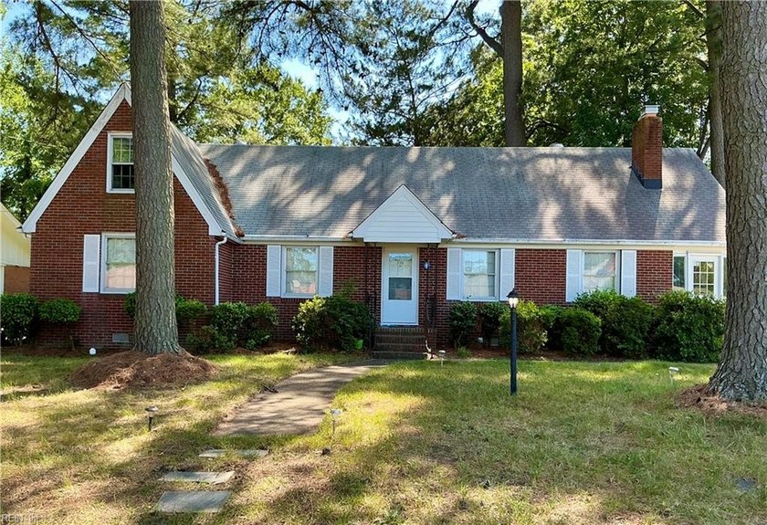 Situated on the beautiful, renovated Elizabeth Manor Golf - Beach Home for sale in Portsmouth, Virginia on Beachhouse.com