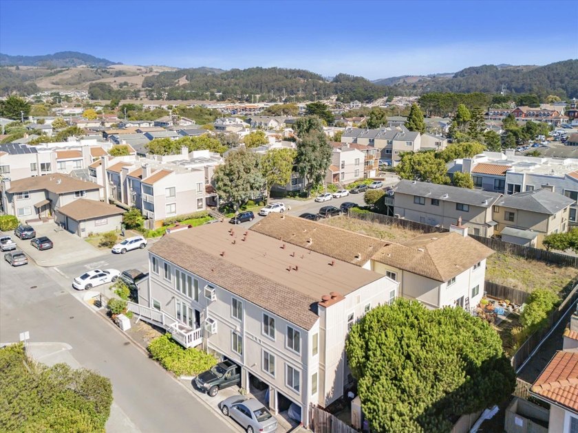 Attractive Triplex Building, west of Hwy 1, near downtown Main - Beach Townhome/Townhouse for sale in Half Moon Bay, California on Beachhouse.com