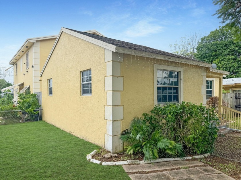 Incredible Tri-Plex investment opportunity! This property offers - Beach Townhome/Townhouse for sale in West Palm Beach, Florida on Beachhouse.com