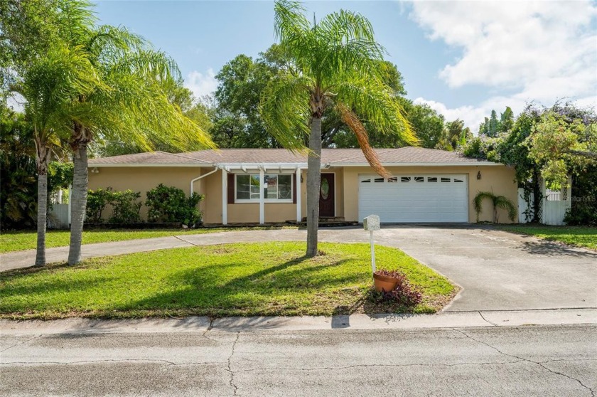 GREAT DUNEDIN LOCATION!GOLF CART RIDE TO DUNEDIN COUNTRY.DUNEDIN - Beach Home for sale in Dunedin, Florida on Beachhouse.com