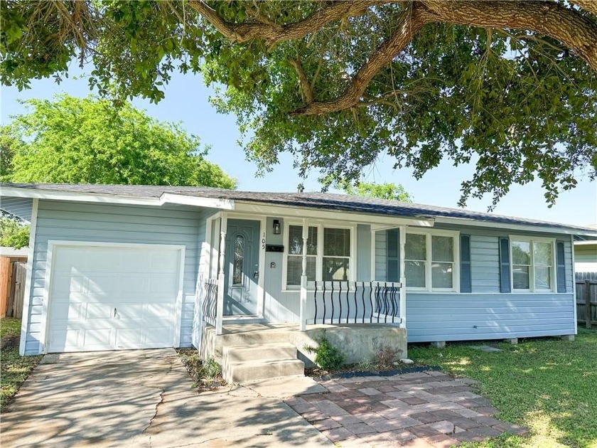 Come get away from it all!  This adorable 3-bedroom bungalow is - Beach Home for sale in Portland, Texas on Beachhouse.com