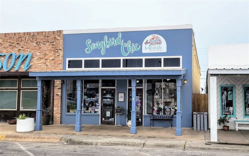 Great store front with big display windows & open space for - Beach Commercial for sale in Rockport, Texas on Beachhouse.com