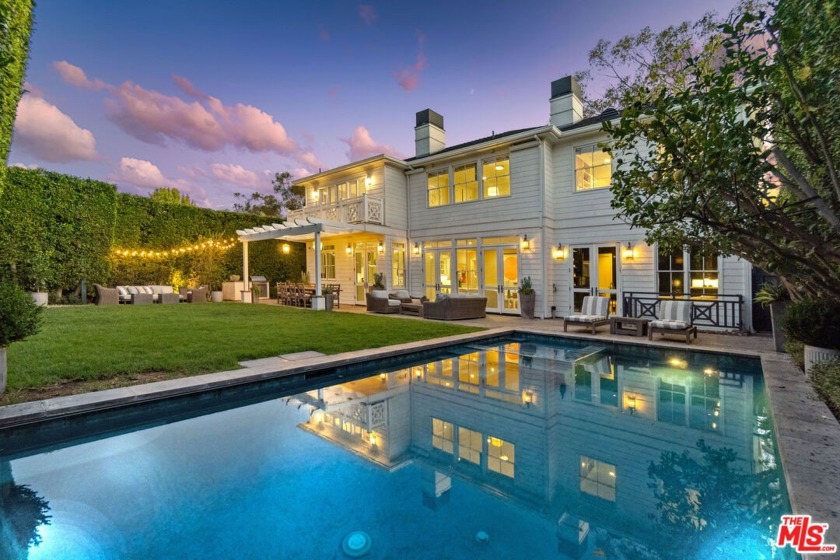 A Quintessential Traditional three-story residence featuring a - Beach Home for sale in Pacific Palisades, California on Beachhouse.com